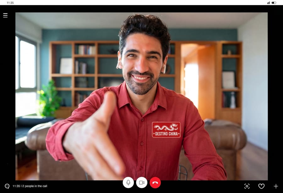 Representante de Destino China con camisa roja con logo de la empresa